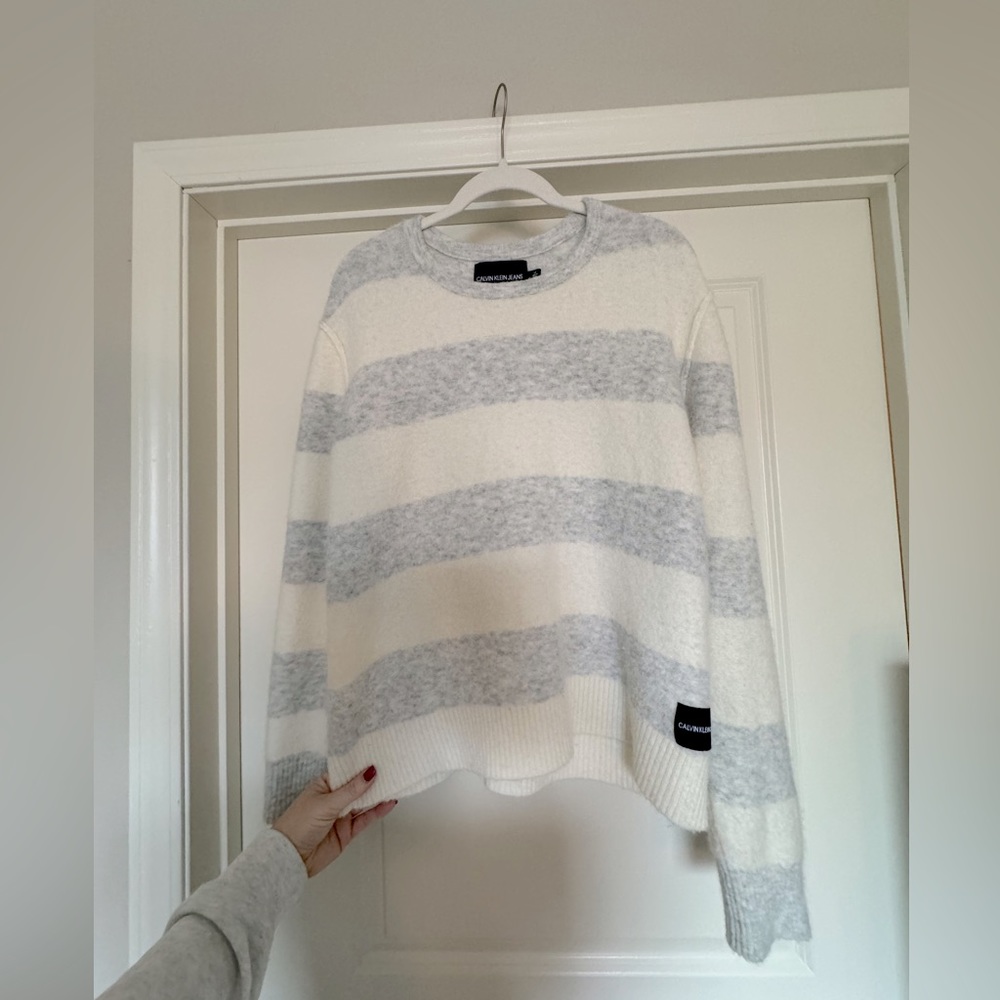 🤍🩶 Calvin Klein Jeans Sweater - SIZE LARGE